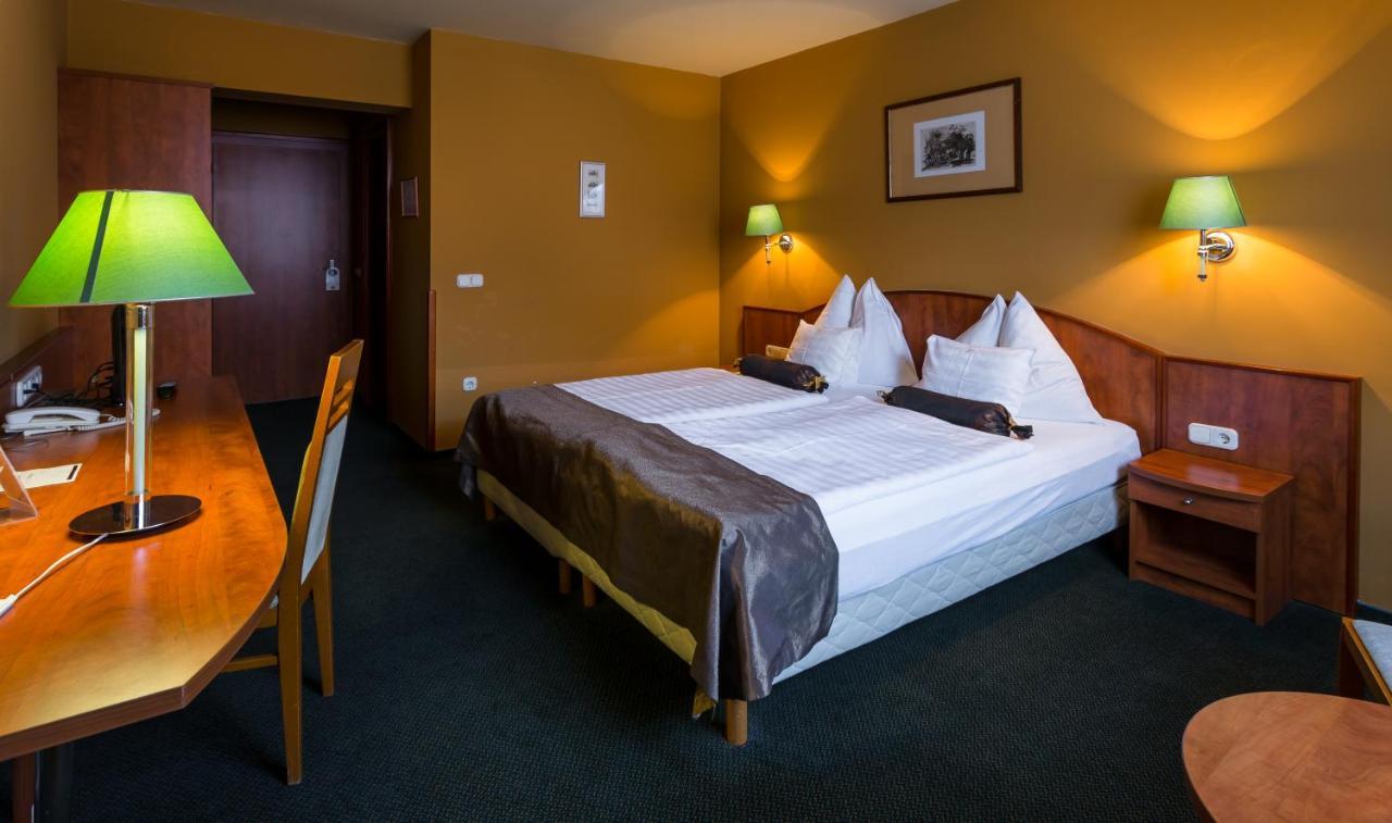 Hotel Gottwald Tata Exteriér fotografie