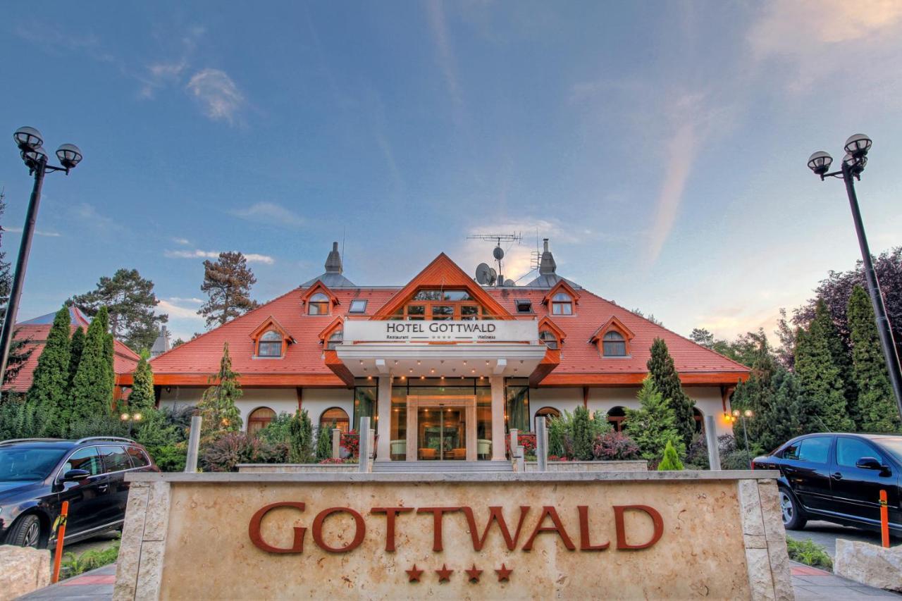 Hotel Gottwald Tata Exteriér fotografie